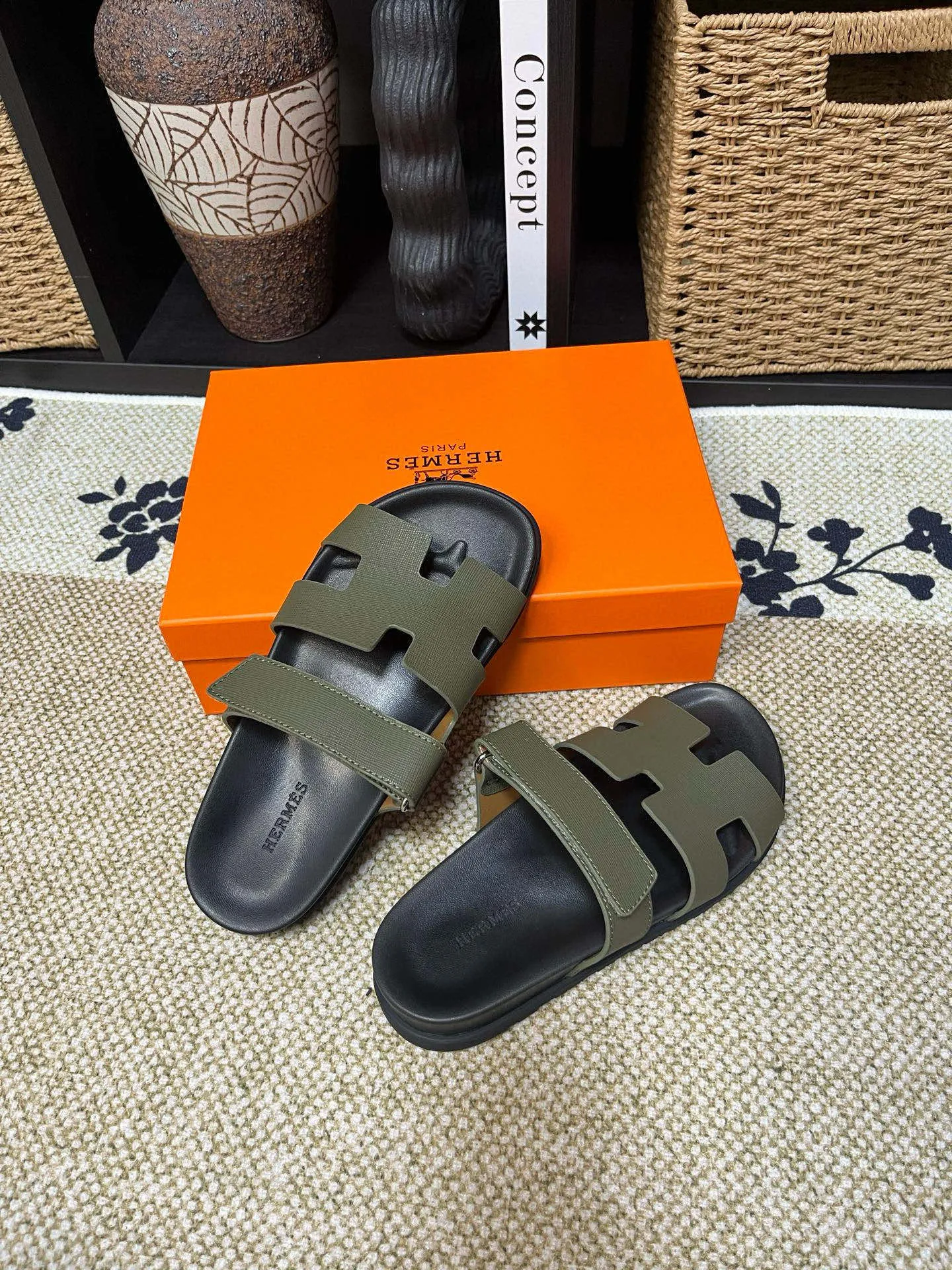 P300 Long-term stock Hermes men’s Kazimir slippers for couples - top quality woven calfskin functional sandals with intertwined uppers inspired by the “H” iconic pattern to create a casual look, perfect for summer. Imported cowhide + cowhide lining + TUP outsole Size: 35-46